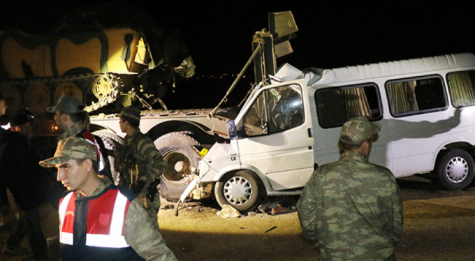 Askeri tıra minibüs çarptı: 4 ölü, 10 yaralı!