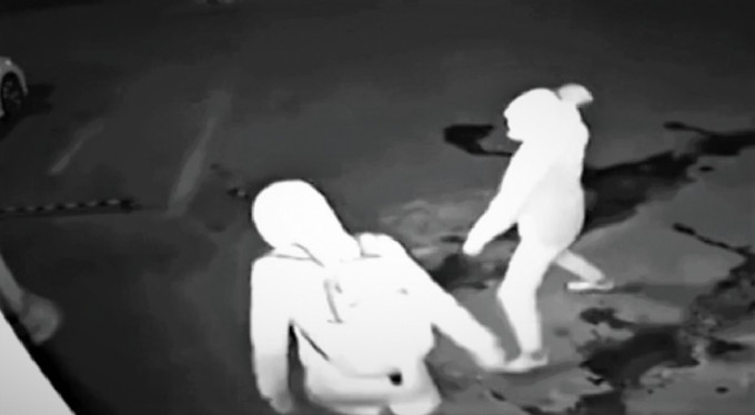 Beceriksiz hırsızlar böyle görüntülendi! İzleyenler kahkahaya boğuldu!