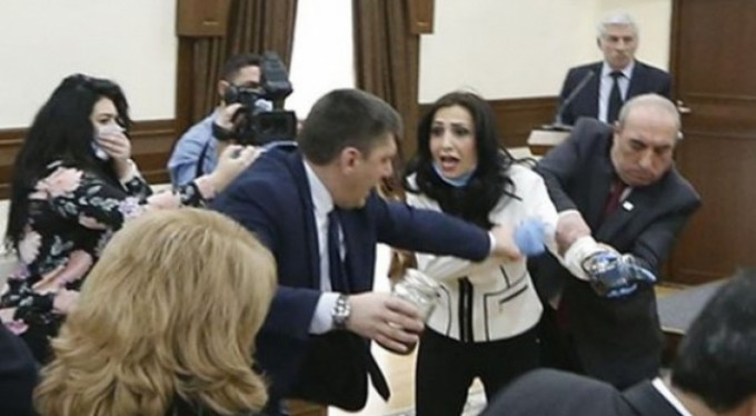 Ermenistan'da dışkılı protesto