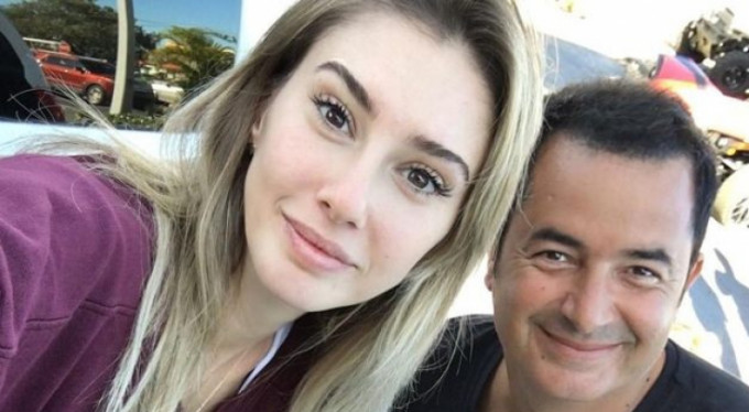 Şeyma Subaşı domuz besledi