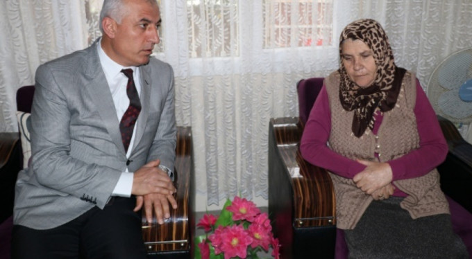 Şehit annesinin elini öpüp özür diledi