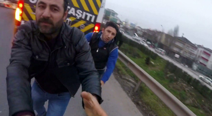 Trafiğin ortasında tekme tokat saldırdı!