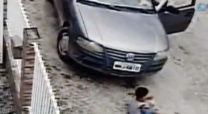 Arabanın altından burnu kanamadan çıktı