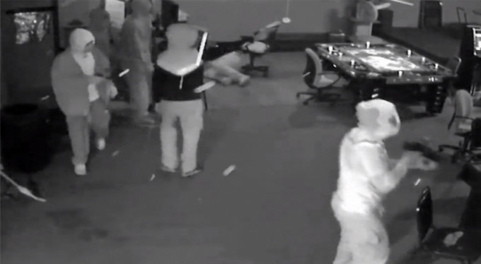 Silahlı gençler oyun merkezini bastı!