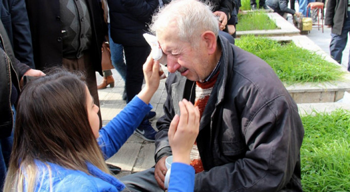 78 yaşındaki boyacıyı dövdüler!
