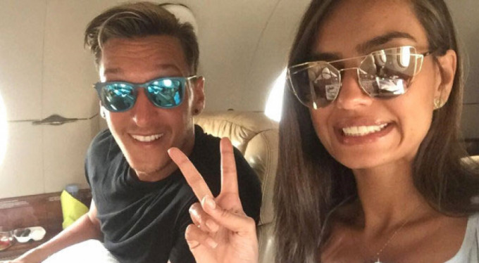 Mesut Özil tek tek engelledi!