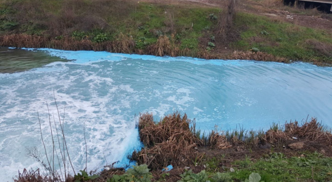 Görenler inanamadı! Dere maviye boyandı!
