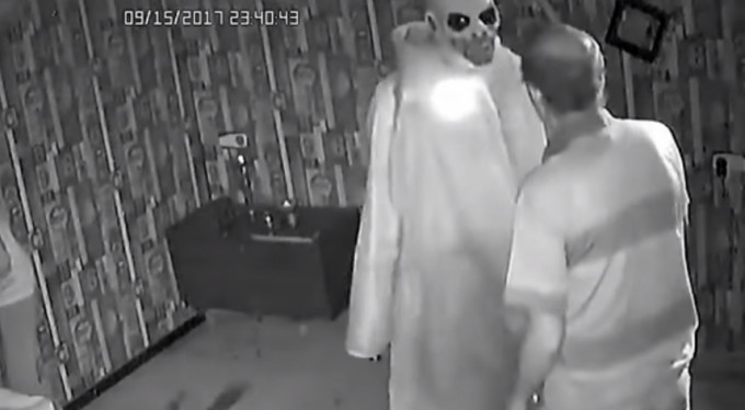 Korku Evinde Zombiye kafa tuttu! Sosyal medya yıkıldı