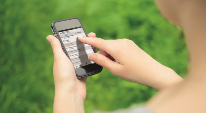 Yürürken telefona dalınca...