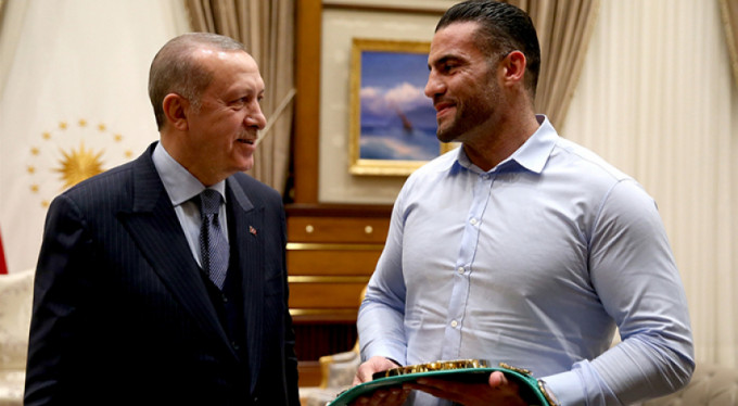 Şampiyon boksörden Erdoğan'a altın kemer