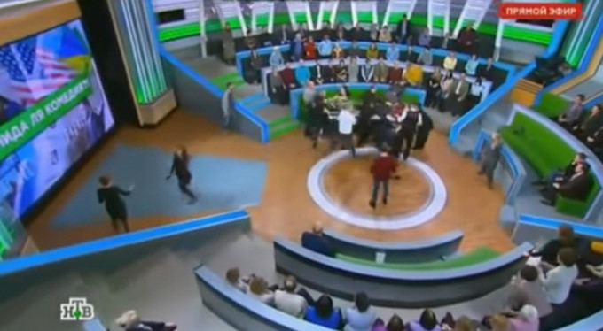 Canlı yayında yumruk yumruğa kavga!