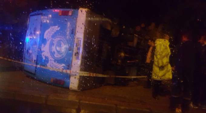 Askerleri taşıyan otobüs devrildi: 23 yaralı!