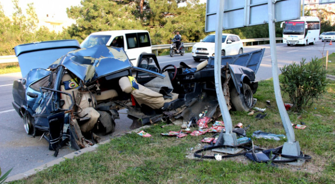 Korkunç kaza... Araç ikiye bölündü!