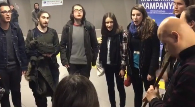 Görme engelli müzisyene Boğaziçi Caz Korosu'ndan sürpriz