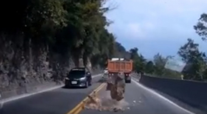 Dağın tepesinden kopan kaya yola düştü!