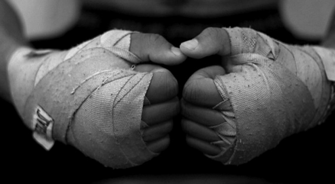 İsa kostümlü adamdan sokak ortasında kavga!