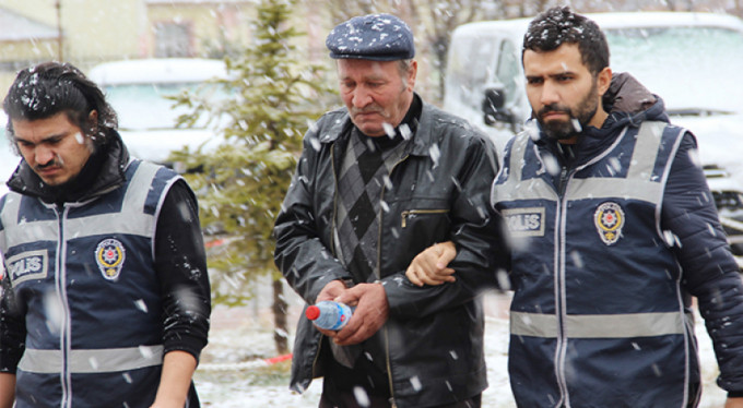 Oğlunu öldüren baba gözyaşları içinde adliyeye çıkartıldı!