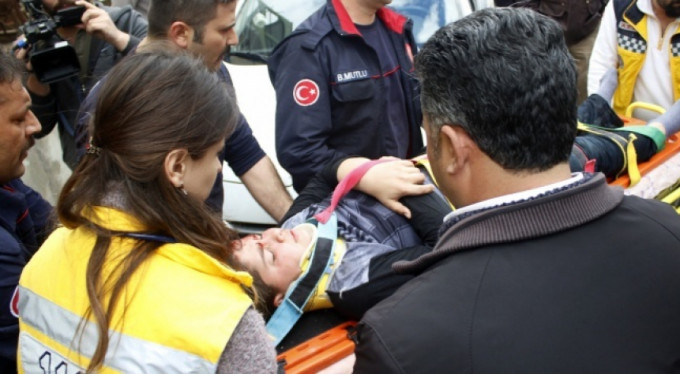 Çatıda mangal keyfi hastanede bitti!