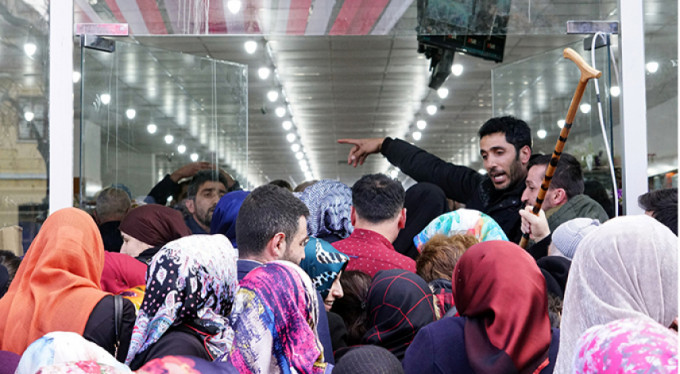 'Ucuz' satışlı açılış izdihama yol açtı