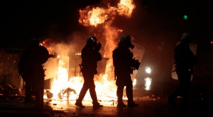 Yunanistan karıştı! Holigan taraftarlar sokağa çıktı...