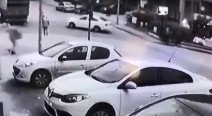 Göz göre göre yayayı ezdi!