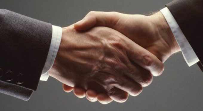 Yemek masasında pazarlık kötü bitti!