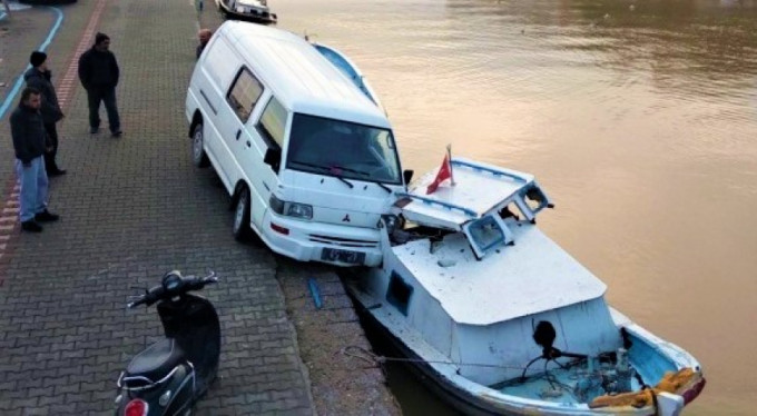 Minibüs balıkçı teknesine çarptı