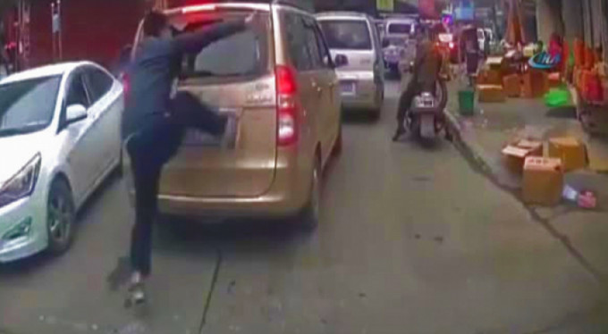 Minibüse uçan tekme!