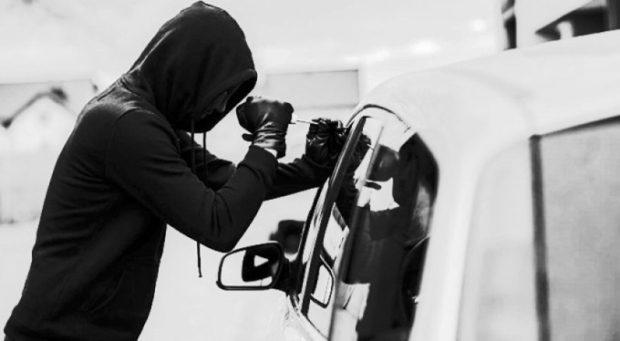 Oto hırsızları ortalığı birbirine kattı!