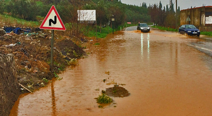 Kara yolu sular altında kaldı!