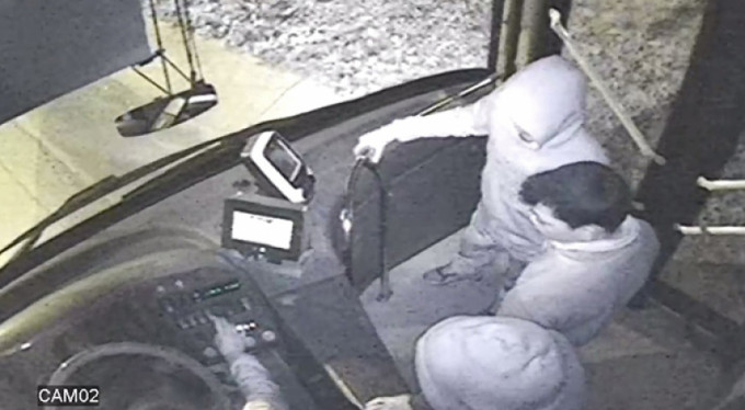 Otobüs kaçıran dört küçük kafadar ortalığı birbirine kattı!