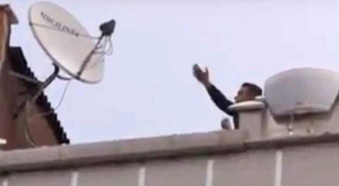 Çatıya çıkıp kiremitleri fırlattı!