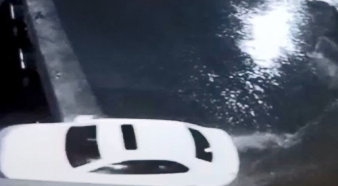 Otomobille denize böyle uçtular!