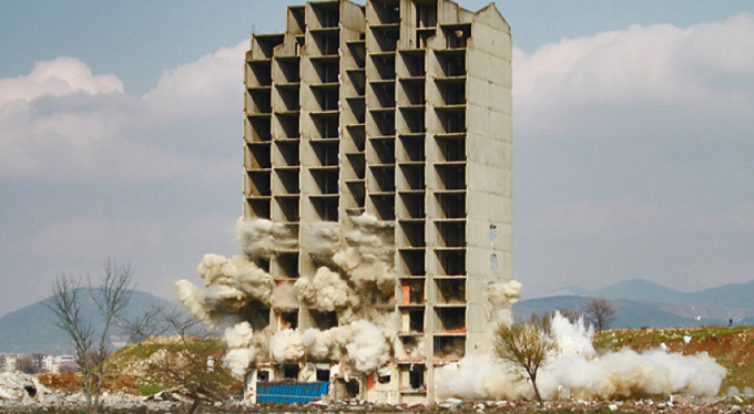300 kilo dinamitle yıkılmadı, kendiliğinden çöktü!