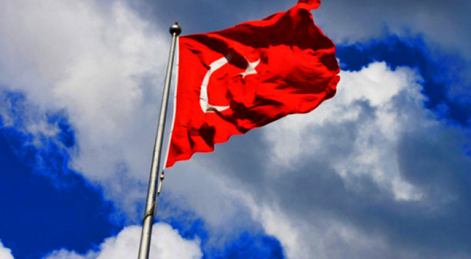 Hainler durmuyor! Al bayrağımızı indirdiler!