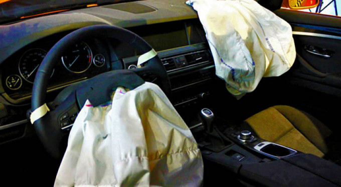 Otomobilin hava yastığından kilolarca altın çıktı!