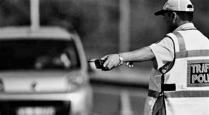 Arabası bağlanınca çatıya çıktı!