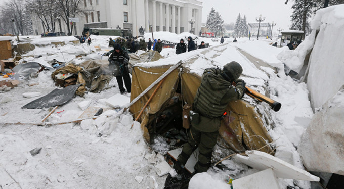Kiev parlamento binası önünde çatışma!