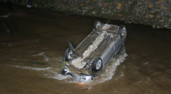 Bursa'da dehşet anları! Dereye uçtular...