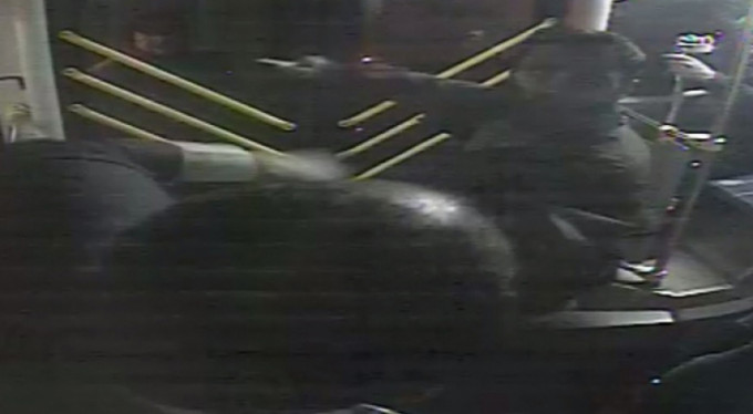 Otobüste dehşet anları! Tornavida ile saldırdı!