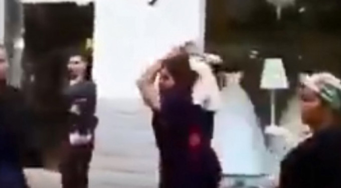 Adama çocuğuyla vurdu!