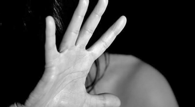 Şiddet gören kadına yardıma koştu!