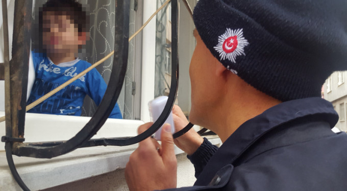 2 yaşındaki çocuk evde mahsur kaldı, herkes seferber oldu!