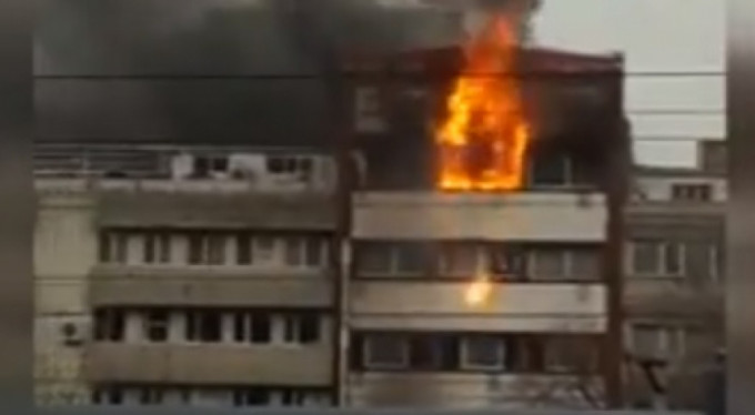 Yangın çıkan otel binasından atladılar! İşte o dehşet anları...