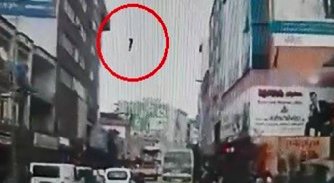 Ölüme böyle atladı!