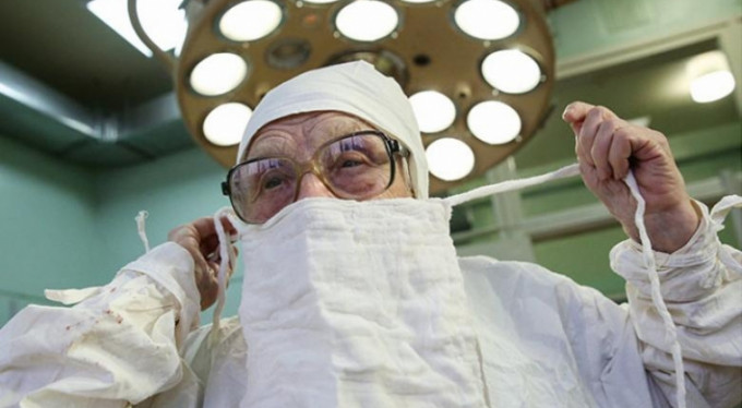 Dünyanın en yaşlı cerrahı!