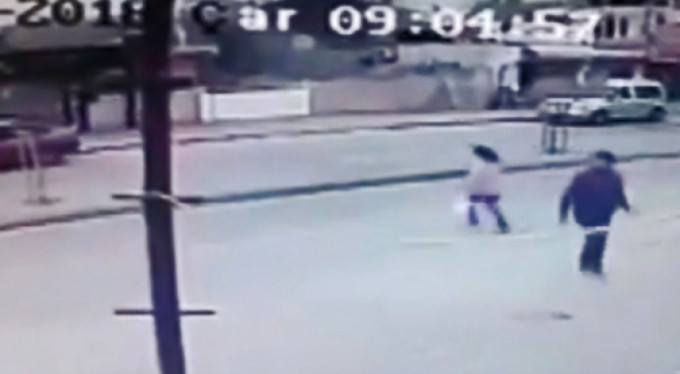 Feci kaza kameralara böyle yansıdı! Süratle gelen motosiklet sürücüsü, küçük kızı...