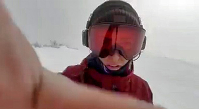 Saniyelerle ayı saldırısından kurtuldu!