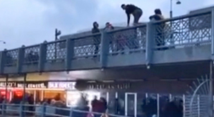 Farkındalık yaratmak için köprüden atladı!