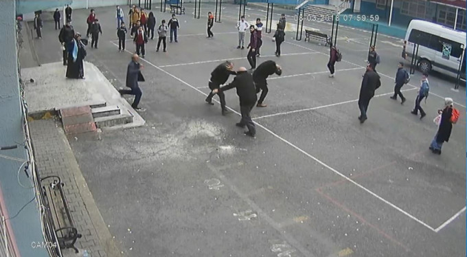 Veli öğretmene saldırdı! İşte o anlar...